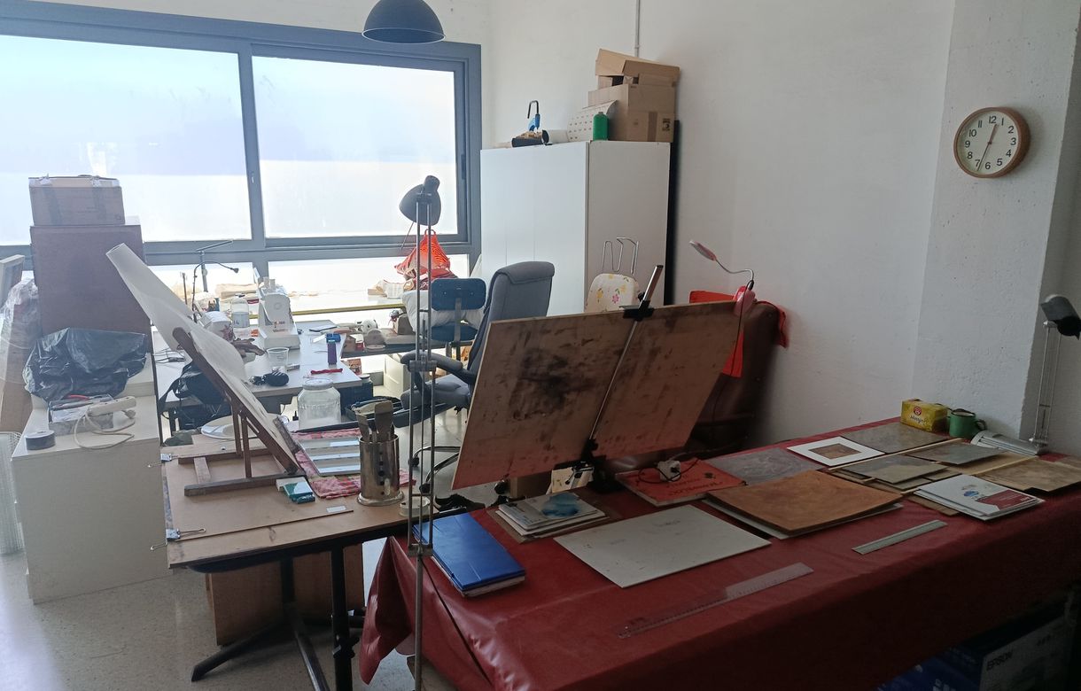 Taller de artistas plásticos y creativos con mucha luz en una nave industrial - Image 5