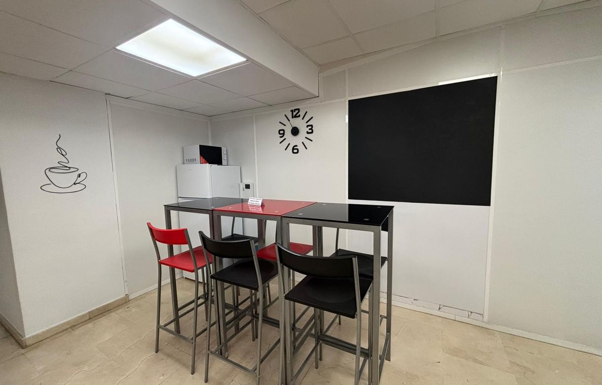 Alquiler oficinas Valencia centro | OFICINA DE (38m²) HASTA 14 PUESTOS DE TRABAJO - Image 4