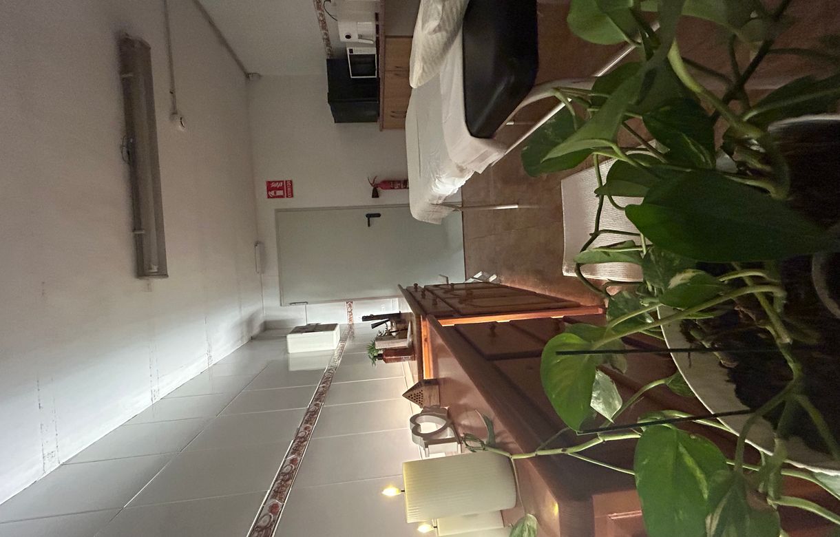 Cuarto para masajes equipado en un centro profesional | Se alquila despacho para fisioterapia y masaje en dentro un gimnasio en Malilla