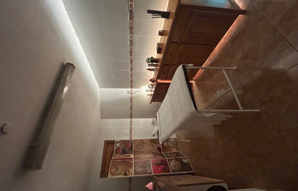 Cuarto para masajes equipado en un centro profesional | Se alquila despacho para fisioterapia y masaje en dentro un gimnasio en Malilla - Image 2