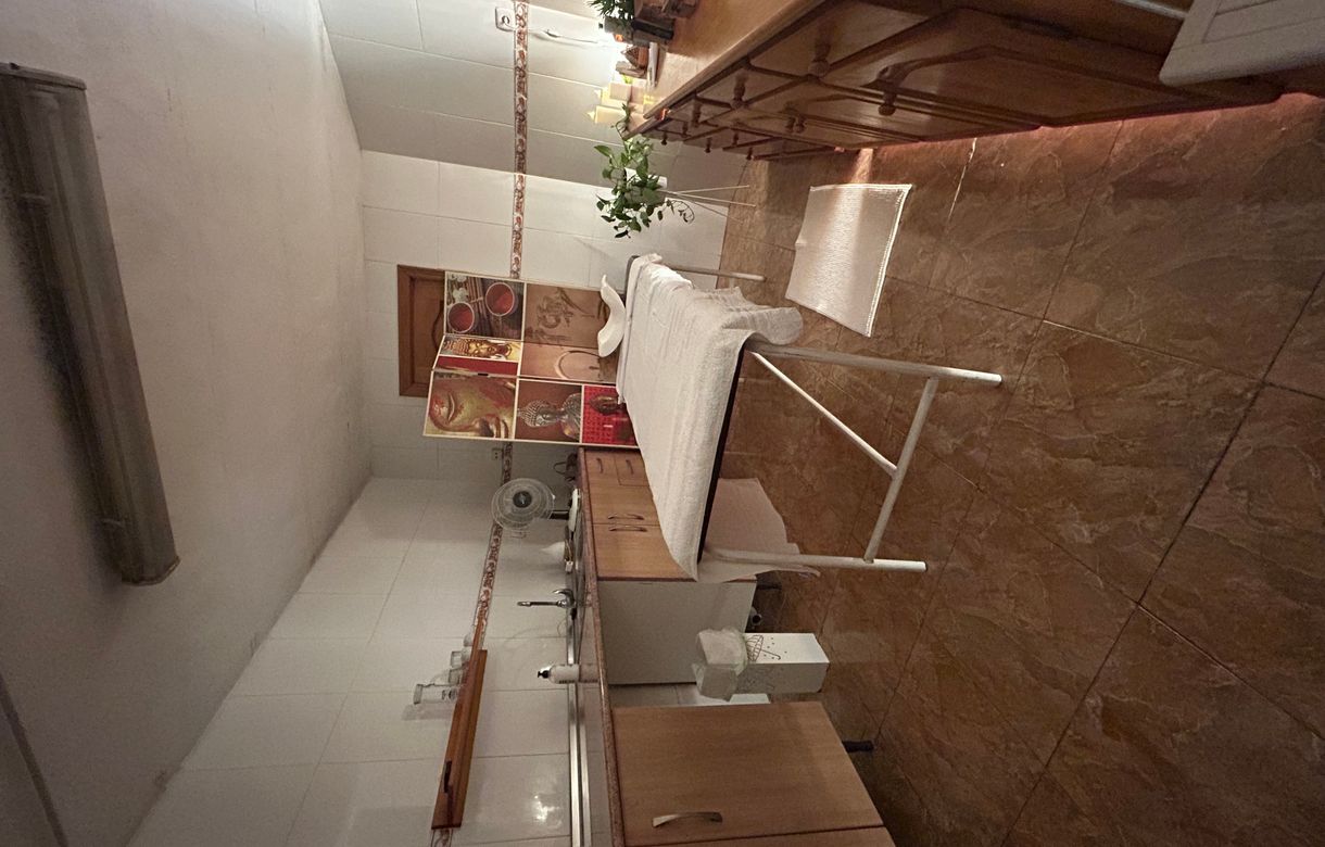 Cuarto para masajes equipado en un centro profesional | Se alquila despacho para fisioterapia y masaje en dentro un gimnasio en Malilla - Image 3