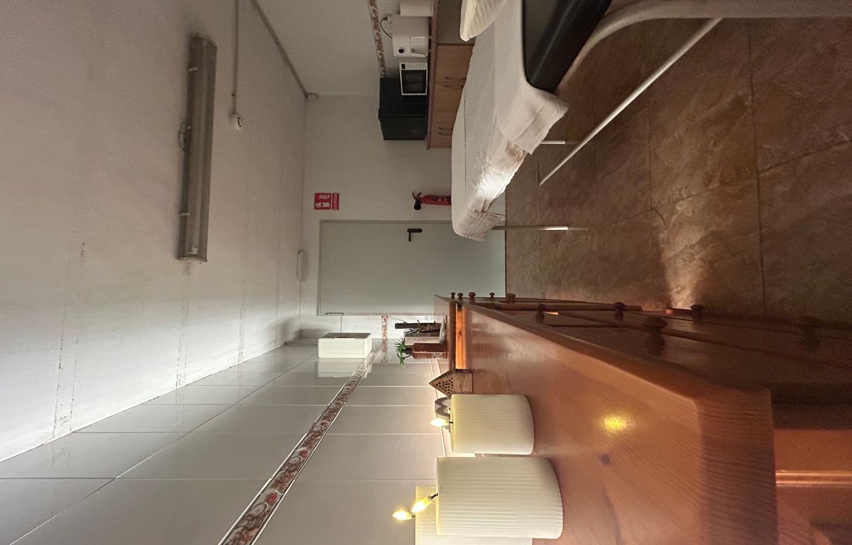 Cuarto para masajes equipado en un centro profesional | Se alquila despacho para fisioterapia y masaje en dentro un gimnasio en Malilla - Image 4