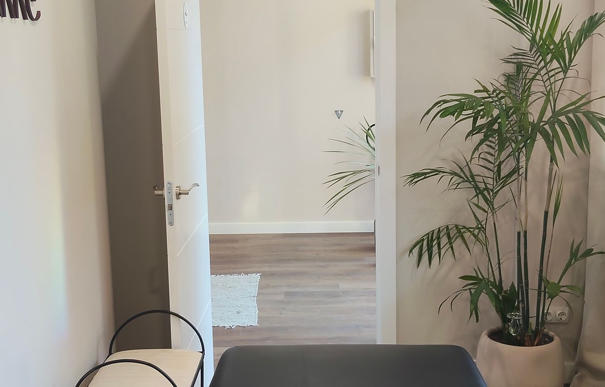 Alquiler sala fisioterapia Esplugues de Llobregat | Sala Fisioterapia/Nutrición/Psicologia/Estética - Image 2