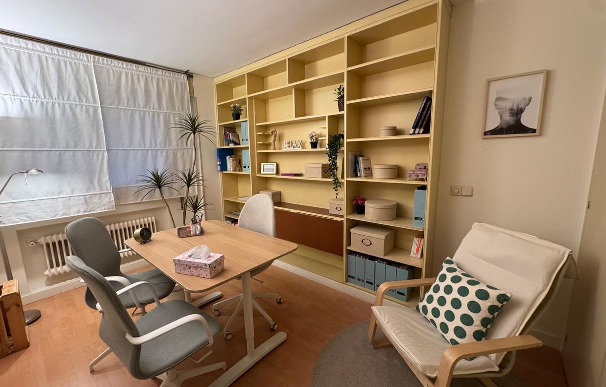 Alquiler clínica Madrid en barrio Salamanca con despachos profesionales, registro sanitario, sala de espera y alquiler flexible por meses, semanas u horas. - Image 2