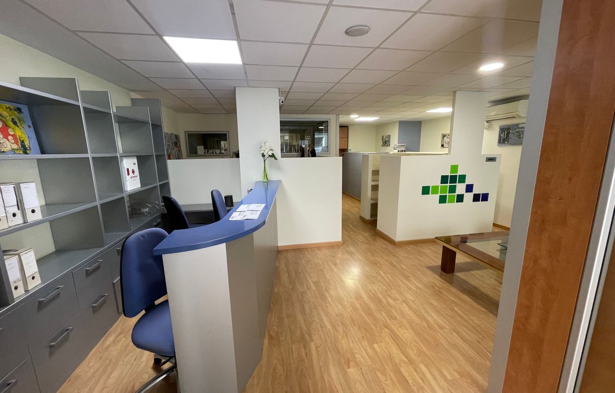 Coworking barato Barcelona | Concordia | Con puestos, despachos privados, salas, trasteros, sala de reuniones y estudio de podcast.