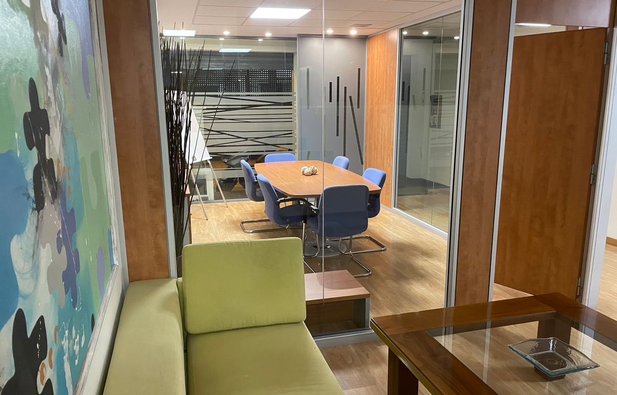 Coworking barato Barcelona | Concordia | Con puestos, despachos privados, salas, trasteros, sala de reuniones y estudio de podcast. - Image 2