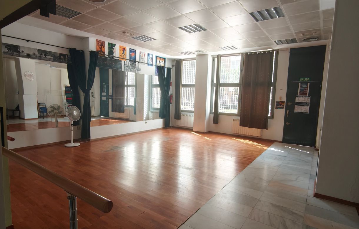 Locales ensayo por horas Madrid | SALA POLIVALENTE EN PRÍNCIPE PÍO | Sala amplia con espejos, sonido y buena luz para clases, talleres, ensayos y eventos. - Image 3