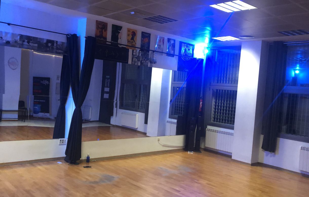 Locales ensayo por horas Madrid | SALA POLIVALENTE EN PRÍNCIPE PÍO | Sala amplia con espejos, sonido y buena luz para clases, talleres, ensayos y eventos. - Image 4