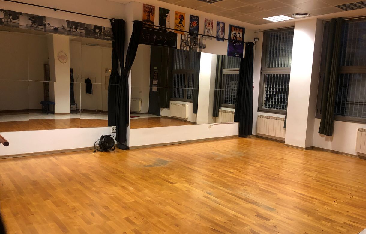 Locales ensayo por horas Madrid | SALA POLIVALENTE EN PRÍNCIPE PÍO | Sala amplia con espejos, sonido y buena luz para clases, talleres, ensayos y eventos.