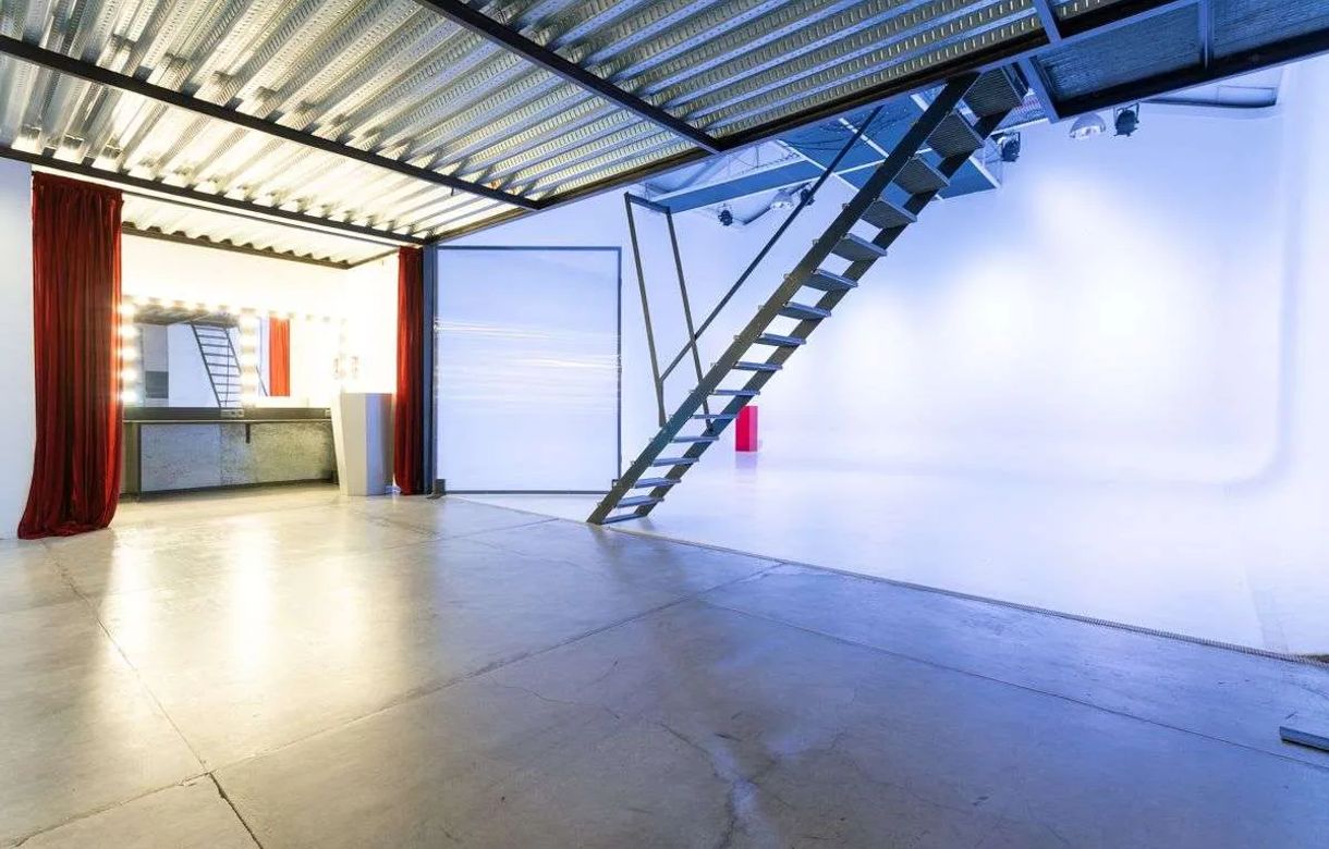 centro de artes escénicas y para rodajes | Con ciclorama, caja negra, lluvia artificial, camerinos, sonido, proyección y aforo hasta 100 personas - Image 3