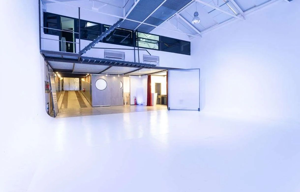 centro de artes escénicas y para rodajes | Con ciclorama, caja negra, lluvia artificial, camerinos, sonido, proyección y aforo hasta 100 personas