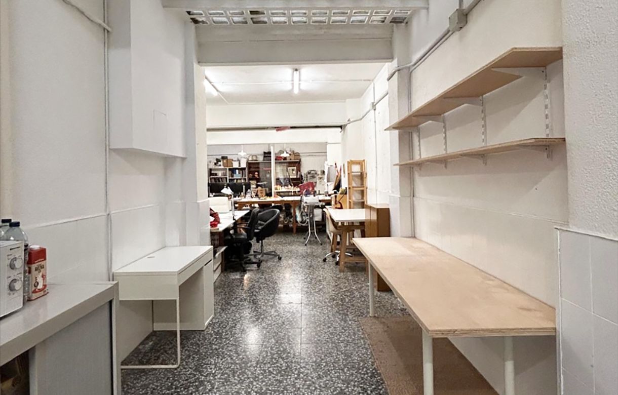 Espacio en local compartido para artesanos, artistas, diseñadores y creativos. Taller con dos espacios disponibles y buen ambiente de trabajo. - Image 2