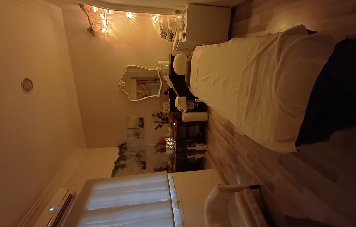 Cabina de estética y masaje dentro de un salón de belleza en funcionamiento en el centro de Barcelona