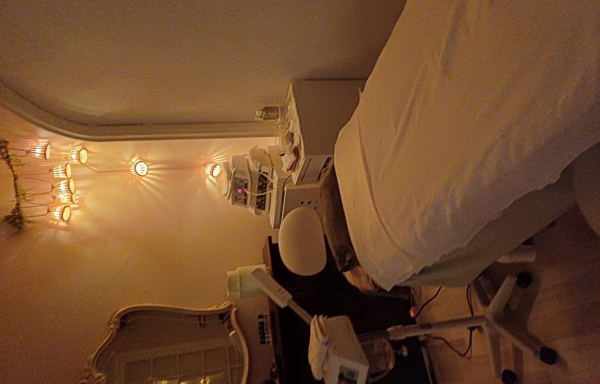 Cabina de estética y masaje dentro de un salón de belleza en funcionamiento en el centro de Barcelona - Image 3