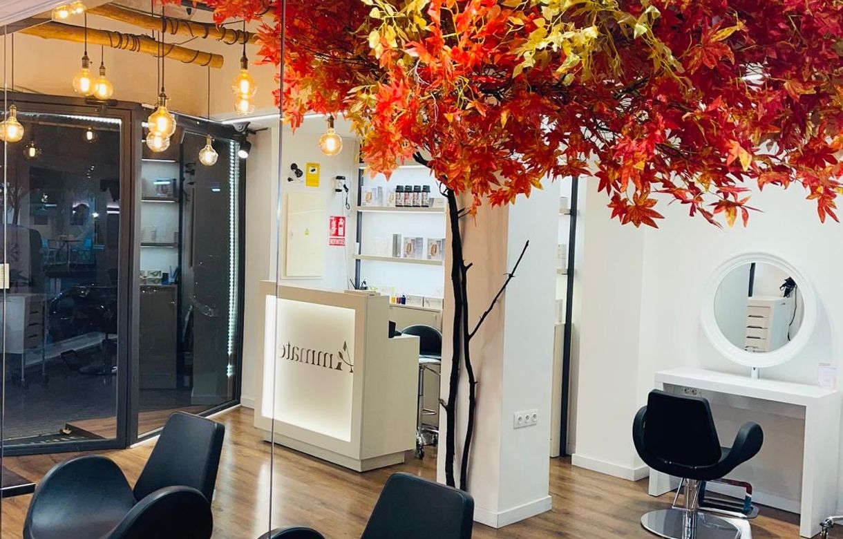 Alquiler salón belleza en Barcelona para peluquería, manicura, estética y belleza, con recepción común, zona técnica y ubicación céntrica. - Image 2