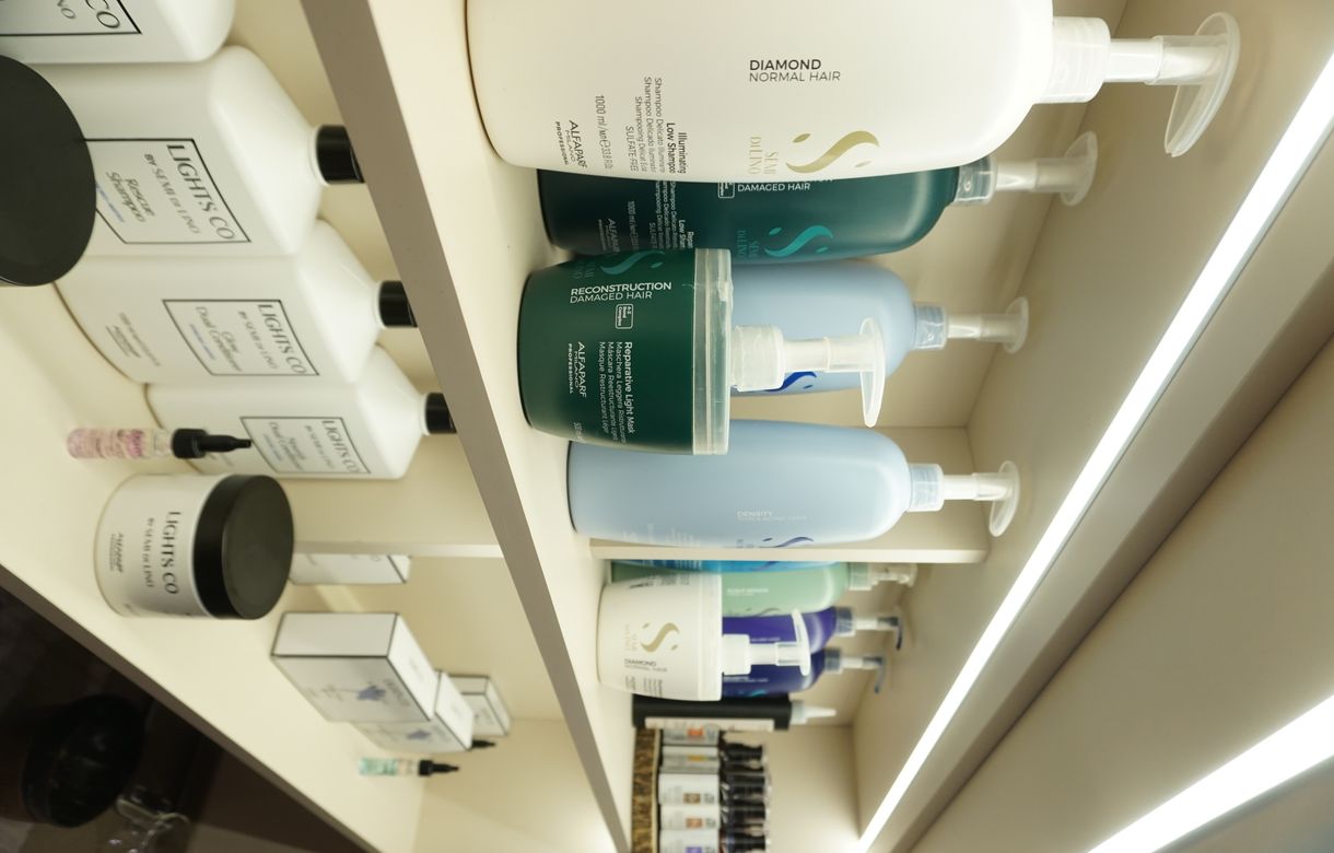 Alquiler salón belleza en Barcelona para peluquería, manicura, estética y belleza, con recepción común, zona técnica y ubicación céntrica. - Image 4