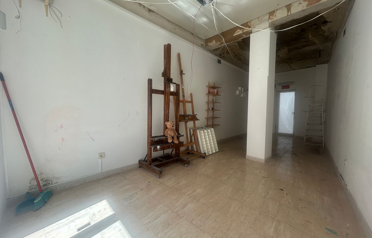 Taller para artesanos en Madrid, zona Chamartín, con 35 m², luz natural y opción de alquiler individual o compartido para proyectos creativos.
