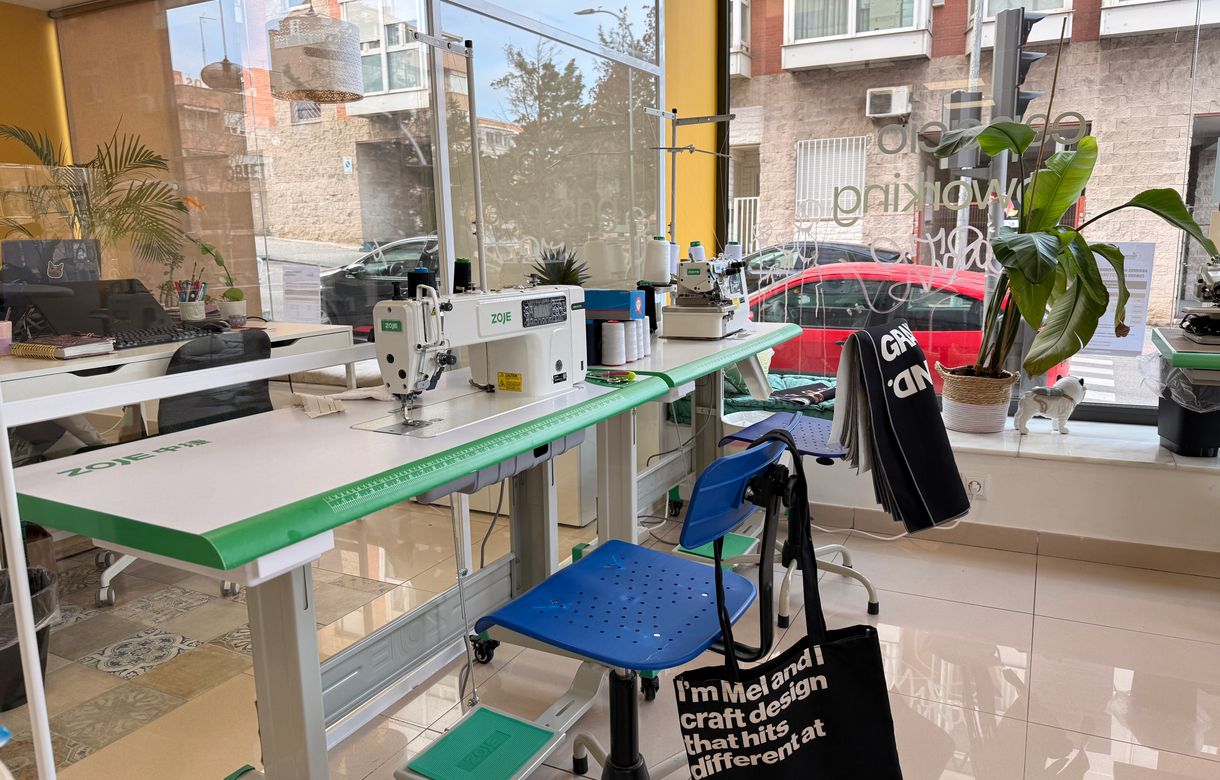 Taller costura Madrid con coworking equipado, máquinas de coser industriales, mesa de corte y espacio para autónomos, artesanas y formaciones.