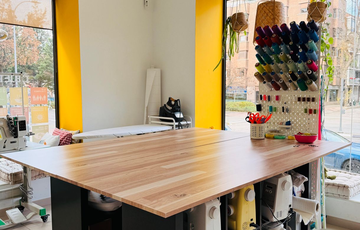 Taller costura Madrid con coworking equipado, máquinas de coser industriales, mesa de corte y espacio para autónomos, artesanas y formaciones. - Image 3