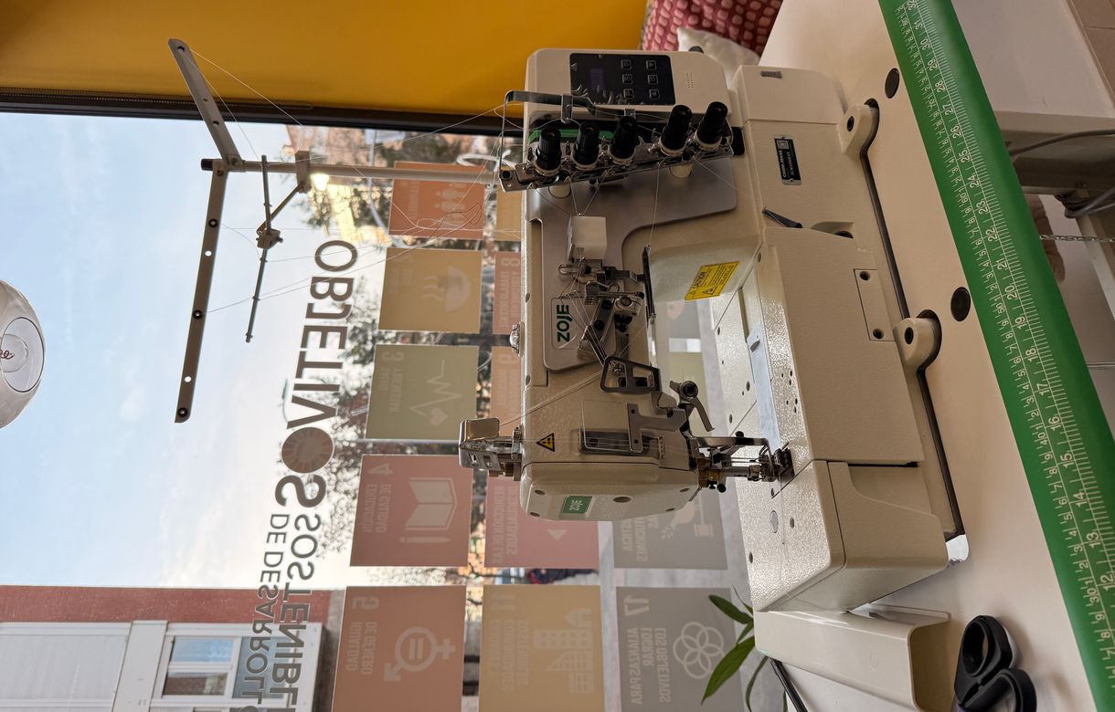 Taller costura Madrid con coworking equipado, máquinas de coser industriales, mesa de corte y espacio para autónomos, artesanas y formaciones. - Image 2
