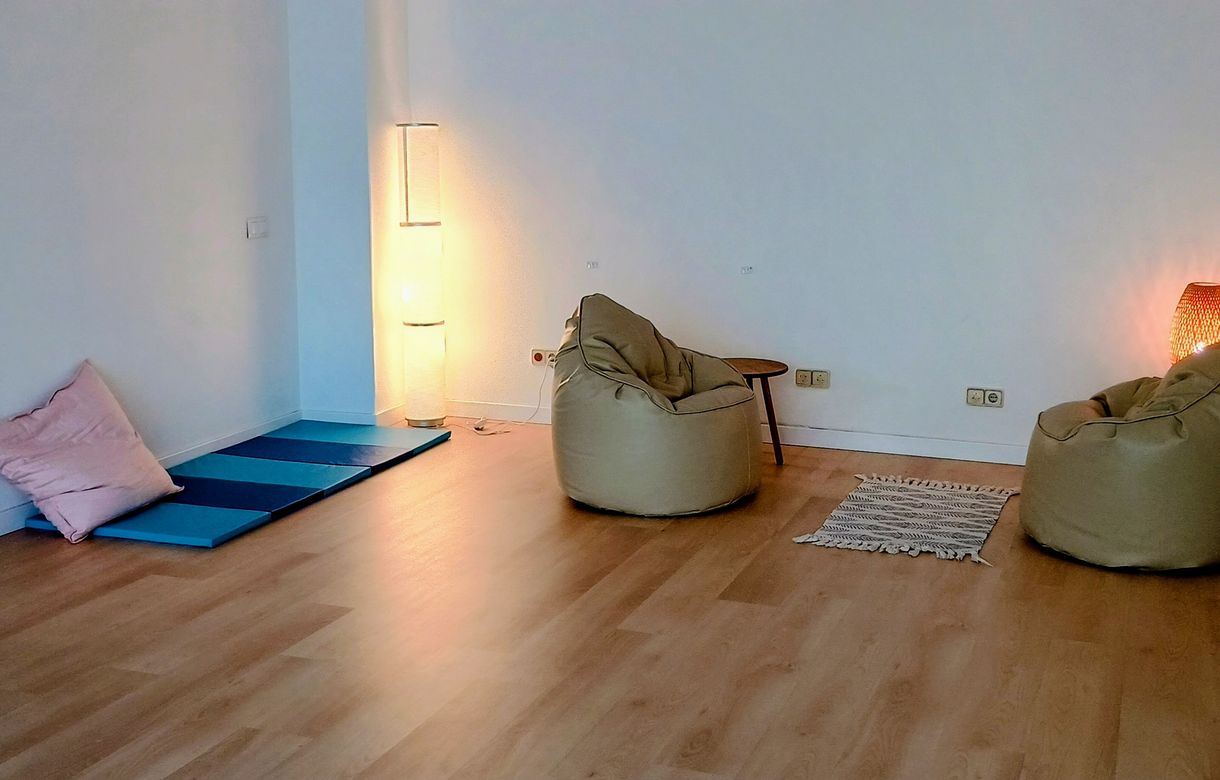  Alquiler centro psicología Barcelona por módulos, con dos salas equipadas, equipo multidisciplinar y posibilidad de recibir derivaciones de pacientes.