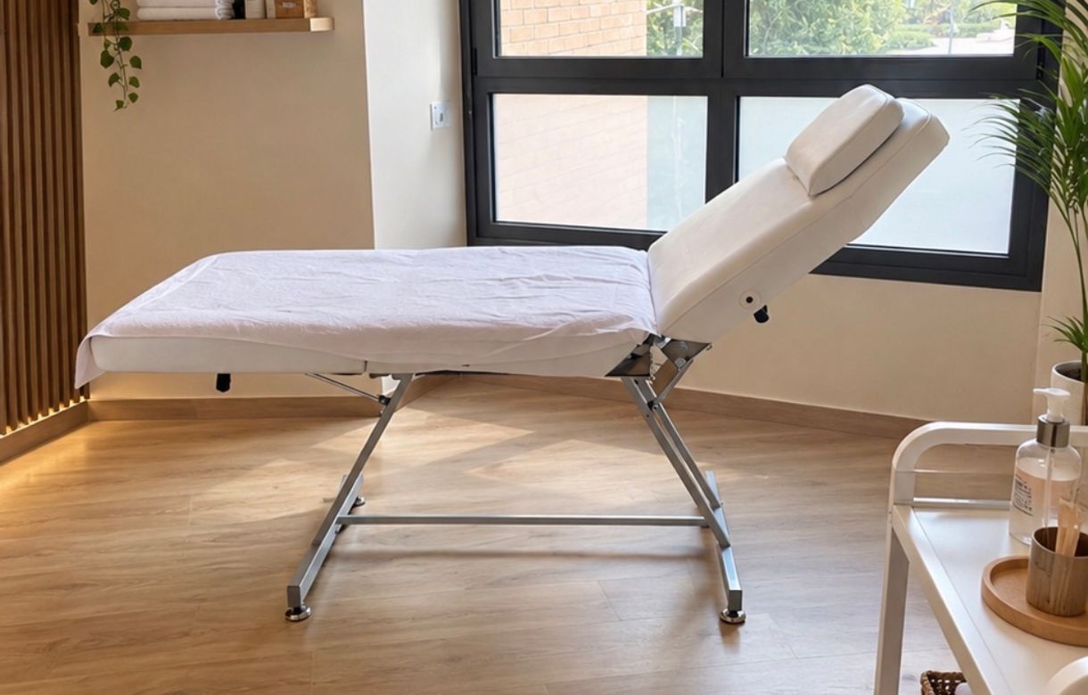 Cabina Valencia para masajes, estética, terapias, nutrición, cejas y micropigmentación. Sala privada con baño para profesionales.
