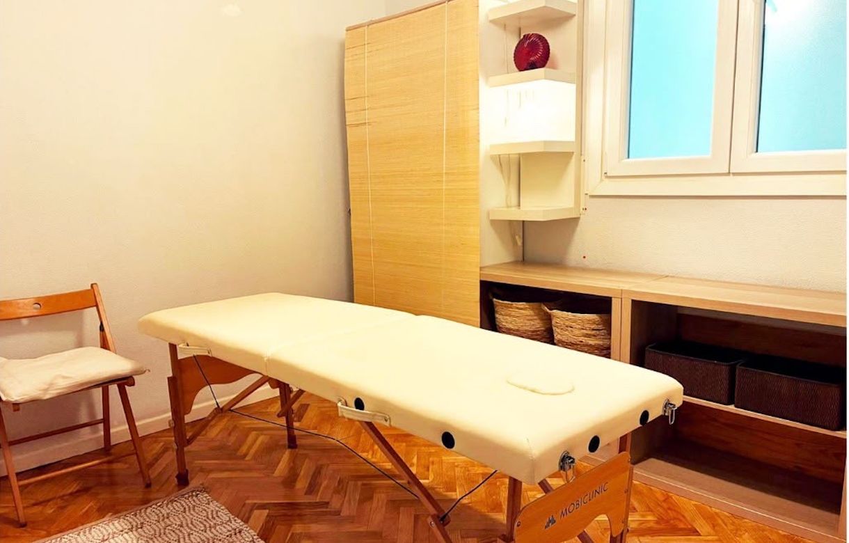 Sala para terapias Malasaña junto a Plaza del Dos de Mayo, Madrid. Espacio acogedor con camilla para masajes, terapeutas y profesionales del bienestar