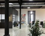 Despacho y mesas en espacio bonito, luminoso, silencioso, estilo industrial.