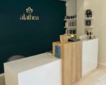 Consulta médica equipada en clínica estética premium en Sant Gervasi