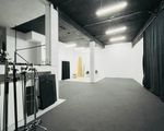 Plató de rodaje en Madrid con todo lo necesario para hacer desde una grabación, formaciones, un podcast o una sesión de fotos | 100M2