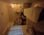 Cabina de estética y masaje dentro de un salón de belleza en funcionamiento en el centro de Barcelona